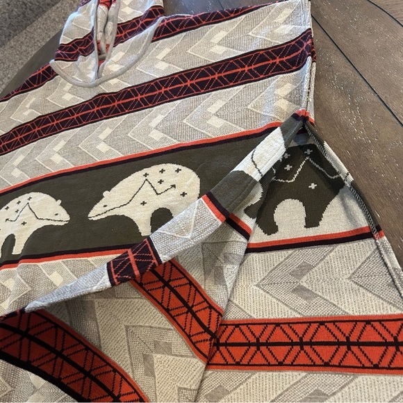 Pendleton Intarsia-Knit Bears Aztec Hooded Poncho - Picture 10 of 14